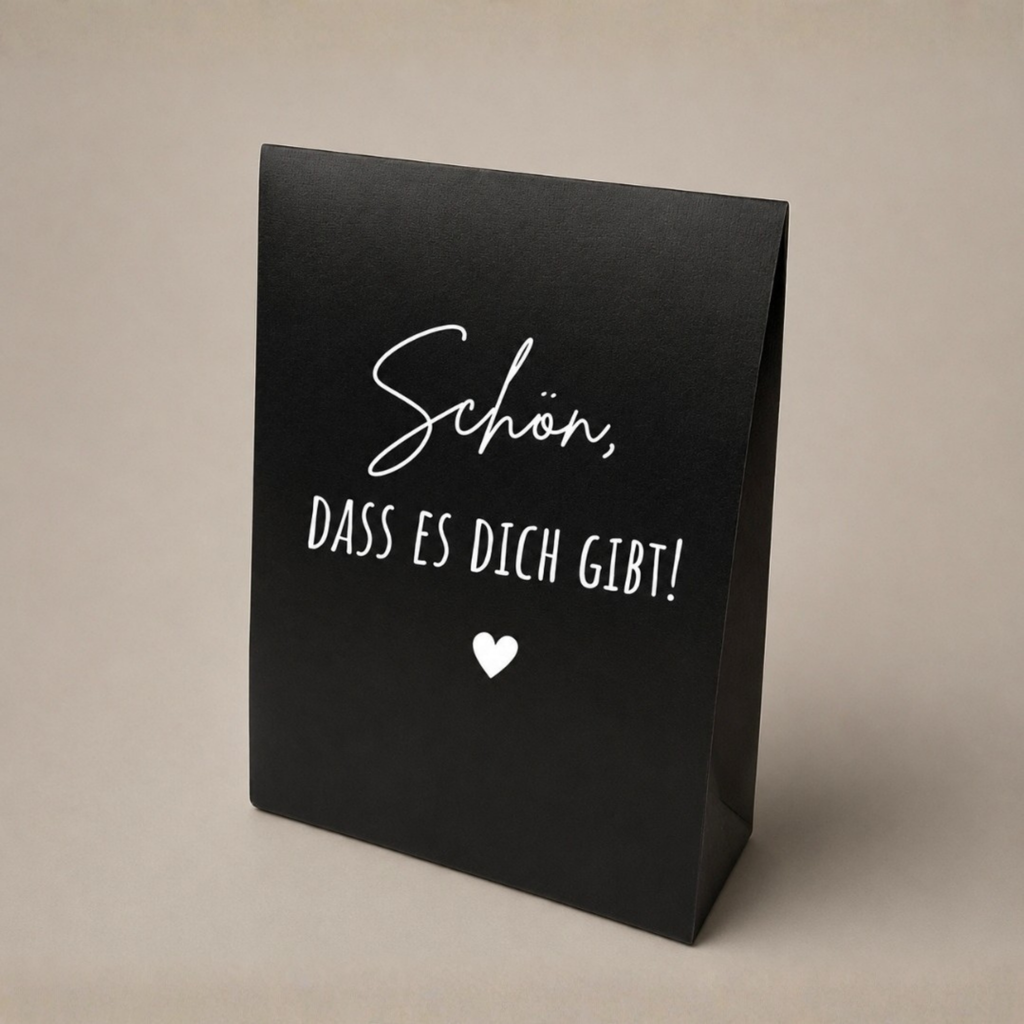 Schwarze Papiertüte - stilvolle Geschenkverpackung